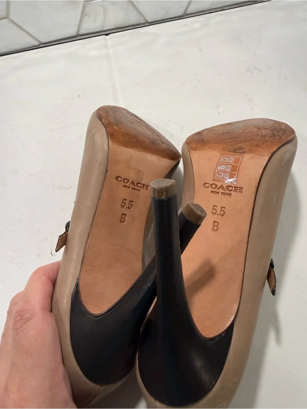 Coach Fulton T Strap Taupe Leather Stiletto Pumps Shoes Sz 5.5 Black Accent